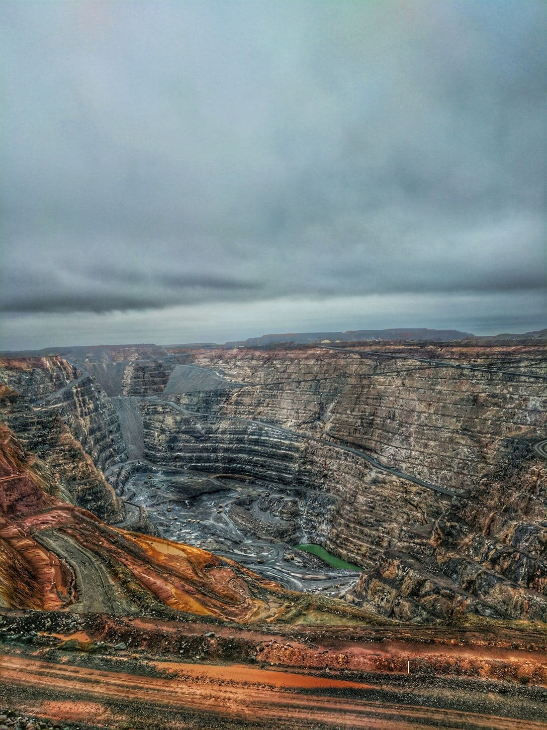 Mine à ciel ouvert laissant apparaître les strates géologiques